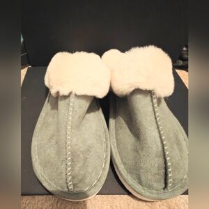 New Women's Grey And Fuzzy White Slippers Tape Measure Size 11